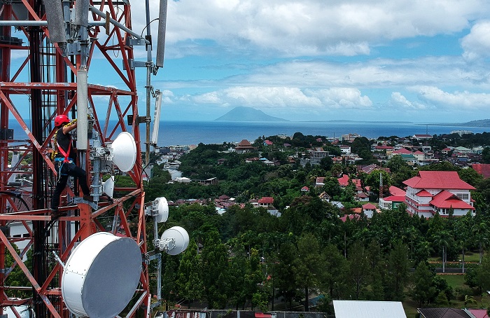 Teknisi sedang bekerja di atas tower BTS (Base Transceiver Station) XL Axiata yang berlokasi di Kelurahan Tanjung Batu, Kecamatan Wanea, Kota Manado, Sulawesi Utara, Sabtu (29/02).