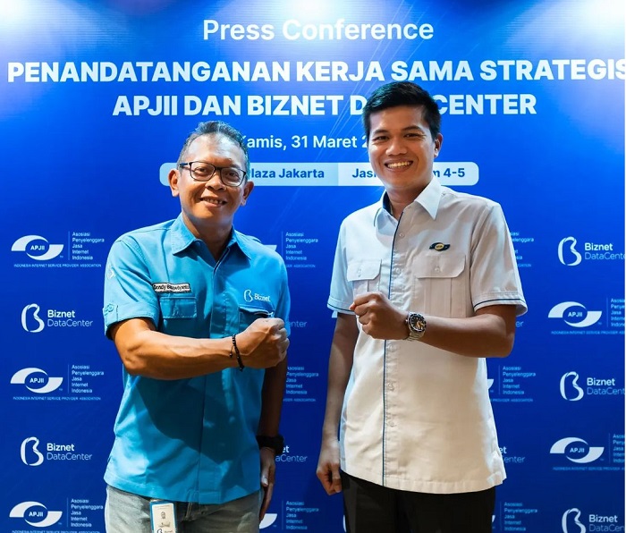 Kerja sama ditandai dengan penandatanganan perjanjian yang dilakukan oleh Ketua Umum APJII Muhammad Arif (kanan) dan Direktur Biznet Data Center Dondy Bappedyanto di Jakarta. Foto: Instagram dondyb
