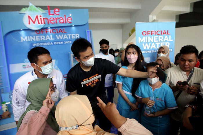 Ganda putra Indonesia, Mohammad Ahsan dan Hendra Setiawan, bertemu dengan fans mereka dengan fasilitasi Le Minerale. Foto: Le Minerale