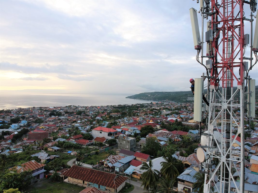 Teknisi XL Axiata sedang melakukan pemeriksaan perangkat BTS 4G di atas tower yang berada di Luwuk, Kabupaten Banggai, Sulawesi Selatan. Khusus di Kabupaten Banggai, XL Axiata telah membangun sekitar 44 BTS 4G. Tersedianya jaringan telekomunikasi dan internet XL Axiata yang berkualitas hingga ke pelosok Sulawesi Tengah, termasuk Banggai, akan mendukung peningkatan literasi digital bagi masyarakat setempat.