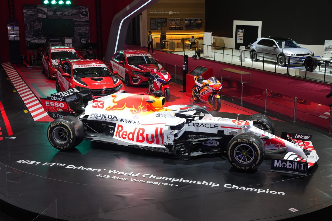 Honda menampilkan teknologi mesin balap turbo hybrid mobil balap Formula 1 milik tim Red Bull Racing Honda