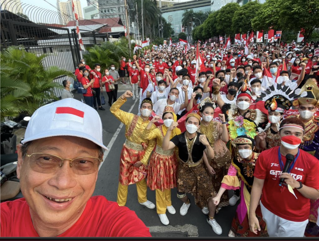 Presiden Direktur BCA Jahja Setiaatmadja bersama 1.400 Insan BCA mengikuti kegiatan jalan sehat bertema “Gelora Indonesia”.