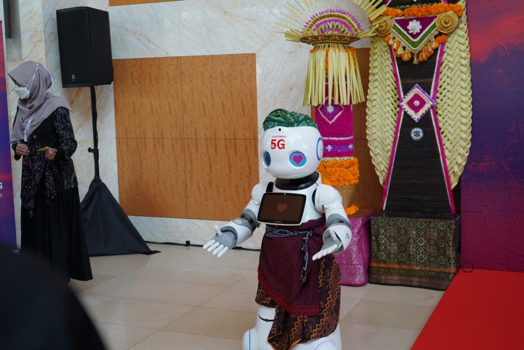 Telkomsel menghadirkan showcase 5G pada dua rangkaian kegiatan G20, yaitu Digital Economy Working Group (DEWG) ke-4 dan Digital Economy Ministerial Meeting (DEMM) di Bali. Empat use case yang dihadirkan Telkomsel adalah Cloud Gaming, Augmented Reality (AR) Industry, Virtual Reality (VR), dan Artificial Intelligence (AI) Robot.