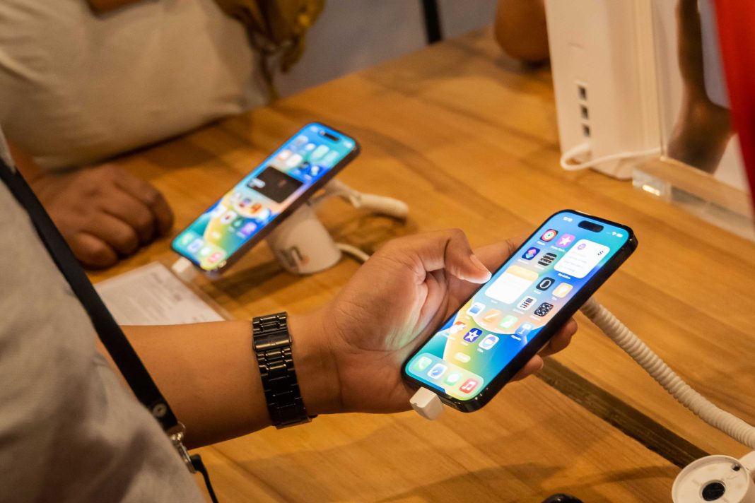 Bundling Telkomsel dan iPhone 14_1-3 : Telkomsel berkolaborasi dengan Apple menghadirkan paket bundling seri iPhone 14 terbaru yang didukung bonus kuota data layanan 5G hingga 50 GB bagi pelanggan Telkomsel Halo (pascabayar) dan Telkomsel Prabayar.