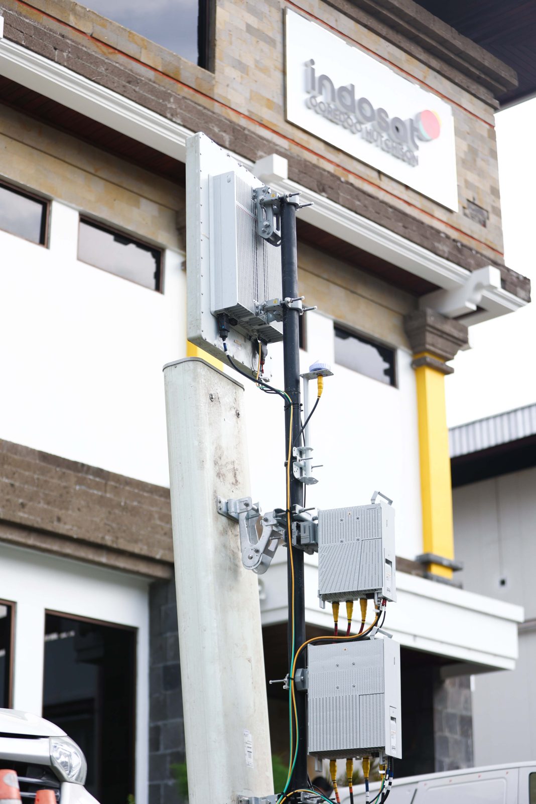Indosat Ooredoo Hutchison (IOH) mengimplementasikan teknologi ramah lingkungan atau teknologi hijau (green technology) dalam jaringan 5G-nya sebagai persiapan menyambut puncak Presidensi G20 Indonesia pada 15-16 November di Nusa Dua, Bali. Modul All-in- One 3,5 GHz canggih dari Huawei yang memungkinkan penyederhanaan lokasi dengan satu antena aktif dan pasif serta dikombinasikan dengan modul radio dual band 5516 sehingga lebih ramah lingkungan