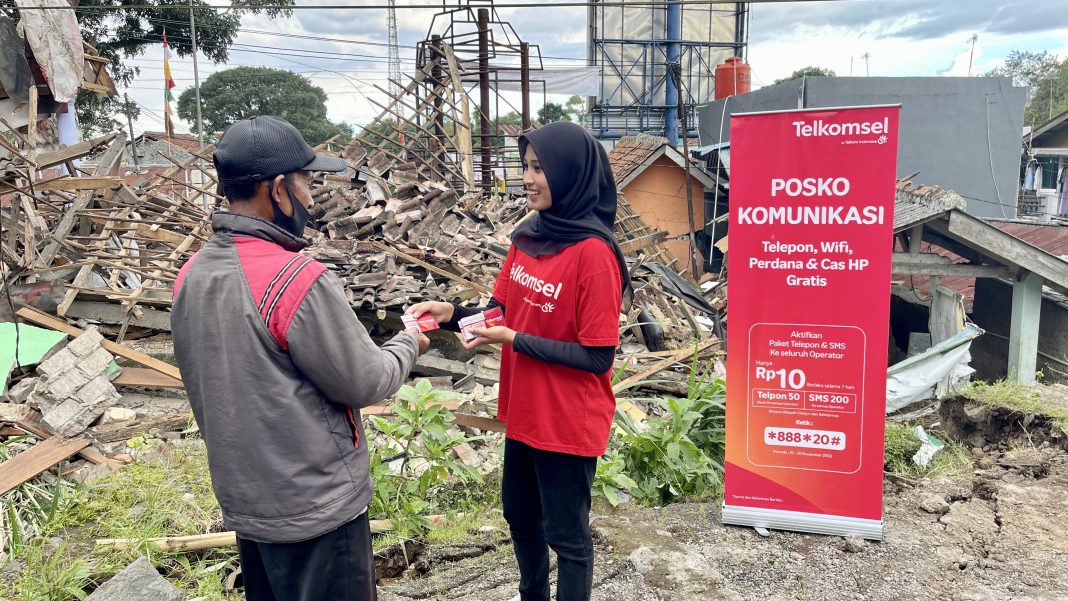 Meringankan korban gempa di Cianjur, Telkomsel menghadirkan paket khusus dengan harga Rp10, yang dapat dimaksimalkan untuk akses telepon dan SMS ke semua operator, serta menyalurkan bantuan sosial kemanusian sebagai bentuk kepedulian kepada para masyarakat terdampak, seperti pemberian bantuan paket sembako makanan siap saji dan paket sanitasi.