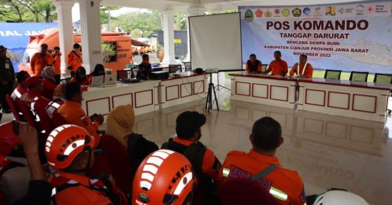 Briefing pagi tim gabungan sebelum melakukan penanganganan lanjutan di Pos Komando Kantor Bupati Cianjur, Jawa Barat, Selasa (22/11)