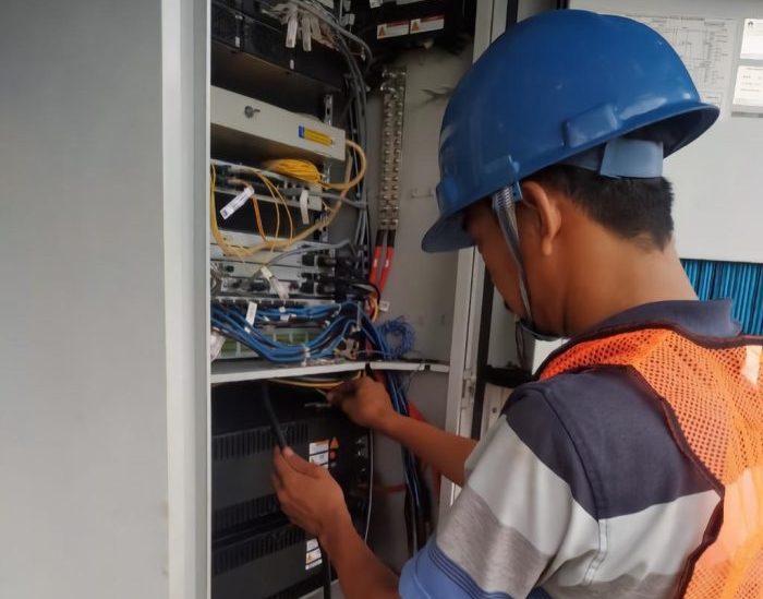 Teknisi sedang melakukan perawatan perangkat BTS XL Axiata, yang merupakan Green BTS, di Desa Reba Tinggi, Kecamatan Dempo Utara, Kota Pagar Alam, Provinsi Sumatera Selatan