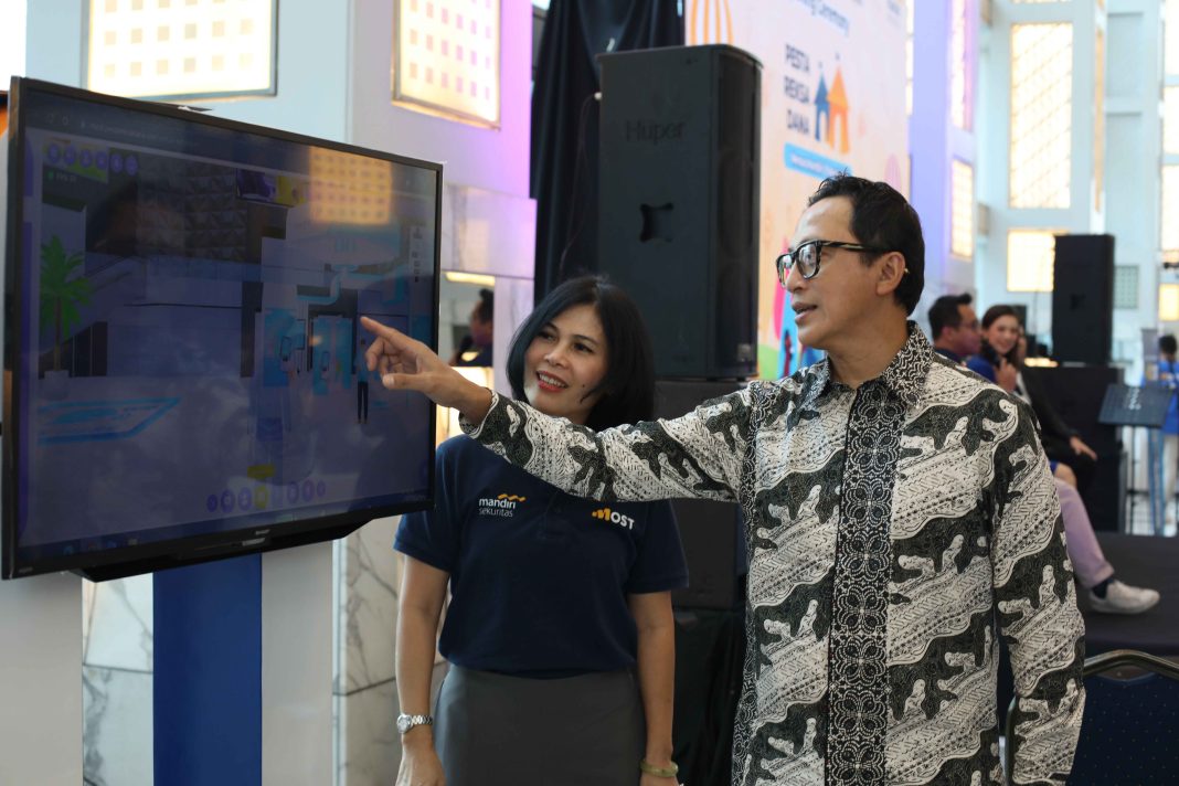 Theodora VN Manik – Direktur Retail Mandiri Sekuritas bersama Oki Ramadhana – Direktur Utama Mandiri Sekuritas sedang mengunjungi virtual exhibition Pesta Reksa Dana MOST.