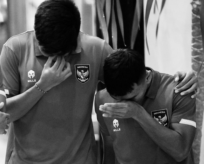 Dua pemain Timnas Indonesia U20 menangis tersedu-sedu karena gagal tampil di Piala Dunia FIFA U20 2023. Foto: Instagram @PSSI