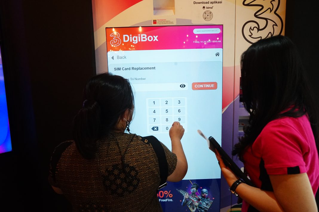 Seorang pelanggan sedang menggunakan digital vending machine (3Digibox) untuk penggantian kartu. Digital Vending Machine akan beroperasi selama 24 jam dalam sehari, sekalipun saat 3Store tutup.