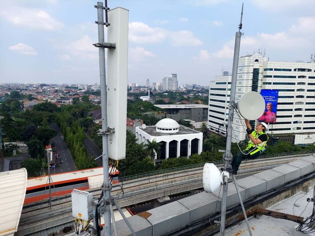 Teknisi melakukan pemeliharaan perangkat Base Transceiver Station (BTS) milik XL Axiata di sekitar Jalan HR. Rasuna Said, Jakarta Selatan, tidak jauh dari jalur LRT, Kamis, (29/06). XL Axiata memastikan jaringan 4G miliknya siap melayani seluruh jalur LRT, termasuk semua stasiun baik yang berada di lintas Cibubur maupun lintas Bekasi. Saat ini, kedua rute LRT telah terlayani oleh lebih dari 2.300 BTS 4G.
