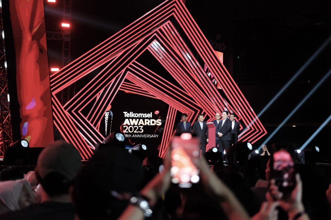 Telkomsel kembali menggelar perhelatan penghargaan tahunan Telkomsel Awards 2023 untuk memeriahkan perayaan ulang tahun ke-28 dalam semangat bersama jadi terdepan. Ajang ini mengumumkan dan memberikan penghargaan kepada talenta favorit Indonesia di bidang musik, konten digital, dan esport.
