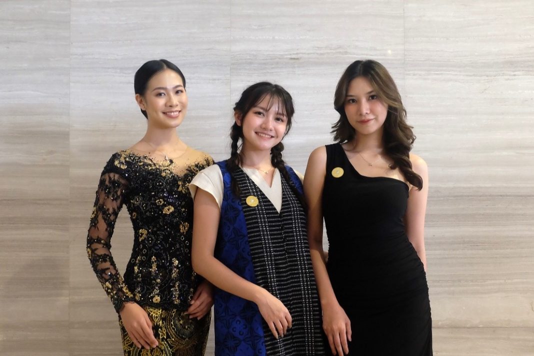 Tiga finalis dari Astra Financial Angel yaitu Monica Florence (paling kiri), Winda Erica (tengah) dan Deleika Sadya Ayasha (paling kanan)