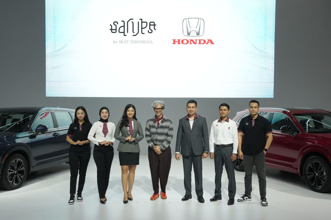 PT Honda Prospect Motor (HPM) meluncurkan seragam beraksen tenun ikat untuk para wiraniaga Honda