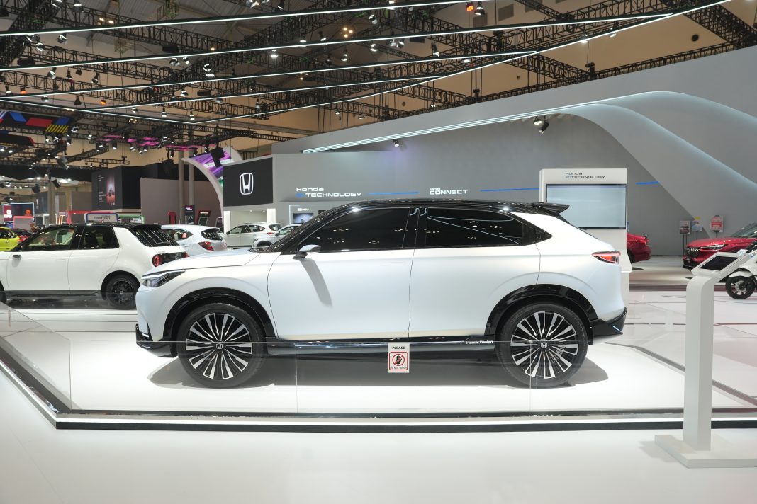 Honda menampilkan Honda SUV e:Prototype, sebuah mobil konsep listrik berbasis SUV, di ajang Gaikindo Indonesia International Auto Show (GIIAS) 2023.