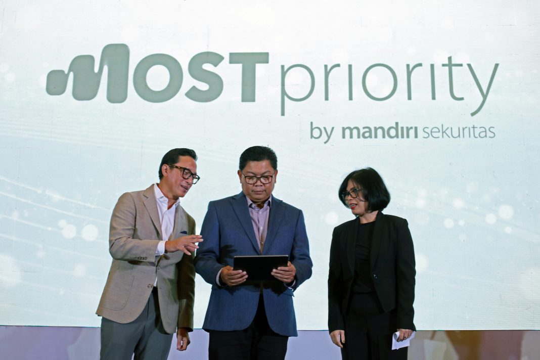 Darmawan Junaidi, Direktur Utama Bank Mandiri (tengah) didampingi Oki Ramadhana, Direktur Utama Mandiri Sekuritas dan Theodora Manik, Direktur Retail Mandiri Sekuritas dalam peluncuran MOST Priority