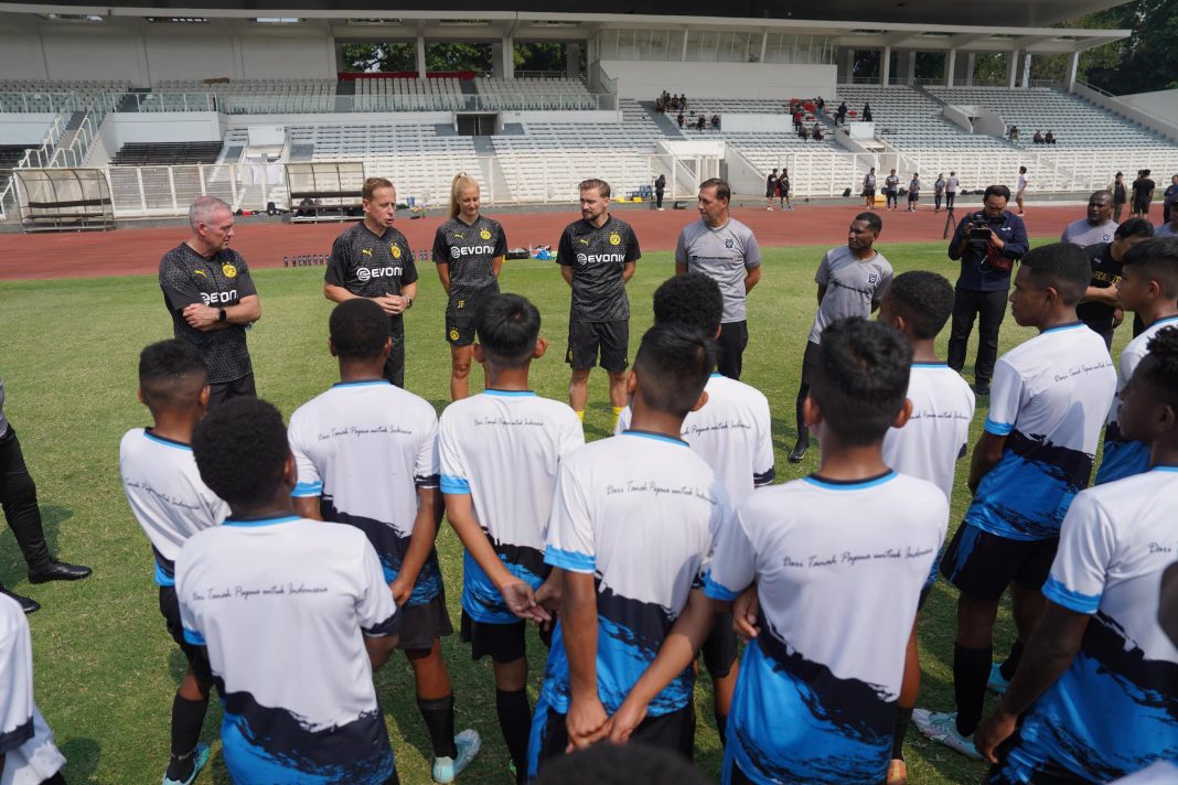 PSSI dan Freeport Kembangkan Talenta Sepak Bola Papua melalui Coaching Clinic bersama Legenda Borussia Dortmund