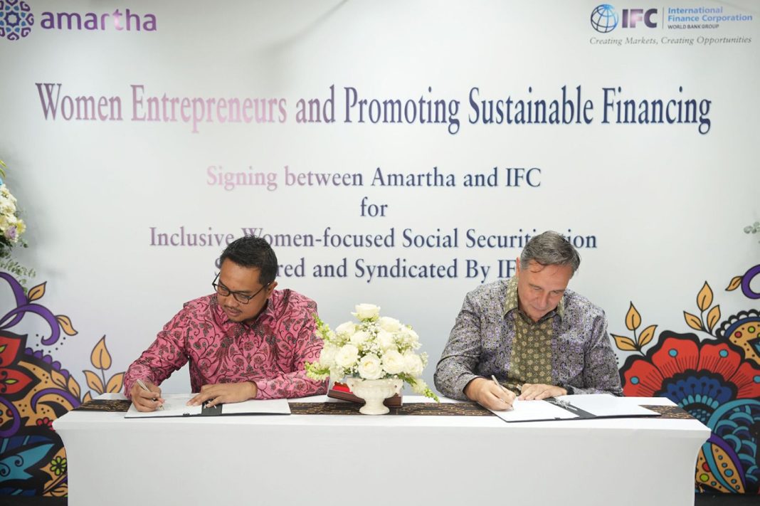 PT Amartha Mikro Fintek (Amartha) mengumumkan kolaborasi strategis dengan International Finance Corporation (IFC), institusi keuangan anggota World Bank Group. Melalui kolaborasi ini, Amartha dan IFC menyalurkan modal kerja hingga Rp 3 triliun sebagai permodalan produktif bagi perempuan pengusaha ultra mikro di Indonesia