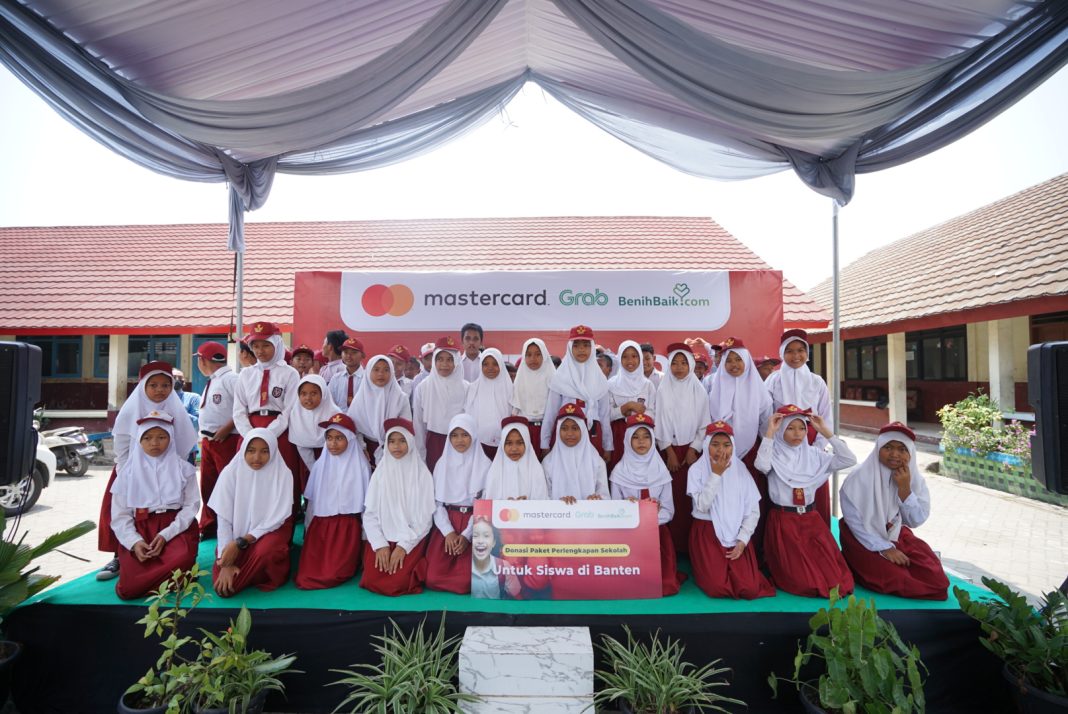 Lebih dari 2.400 siswa di Banten menerima bantuan dari Mastercard melalui kolaborasi dengan Grab dan BenihBaik.com dengan nilai total Rp 1,5 miliar