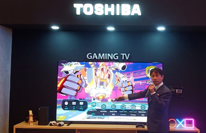 Nishioka Tatsuhiro, Brand Manager Toshiba TV Global, memperkenalkan Gaming TV Z670M salah satu produk terbaru dari Toshiba. Foto: FINTECHNESIA.COM/Jos