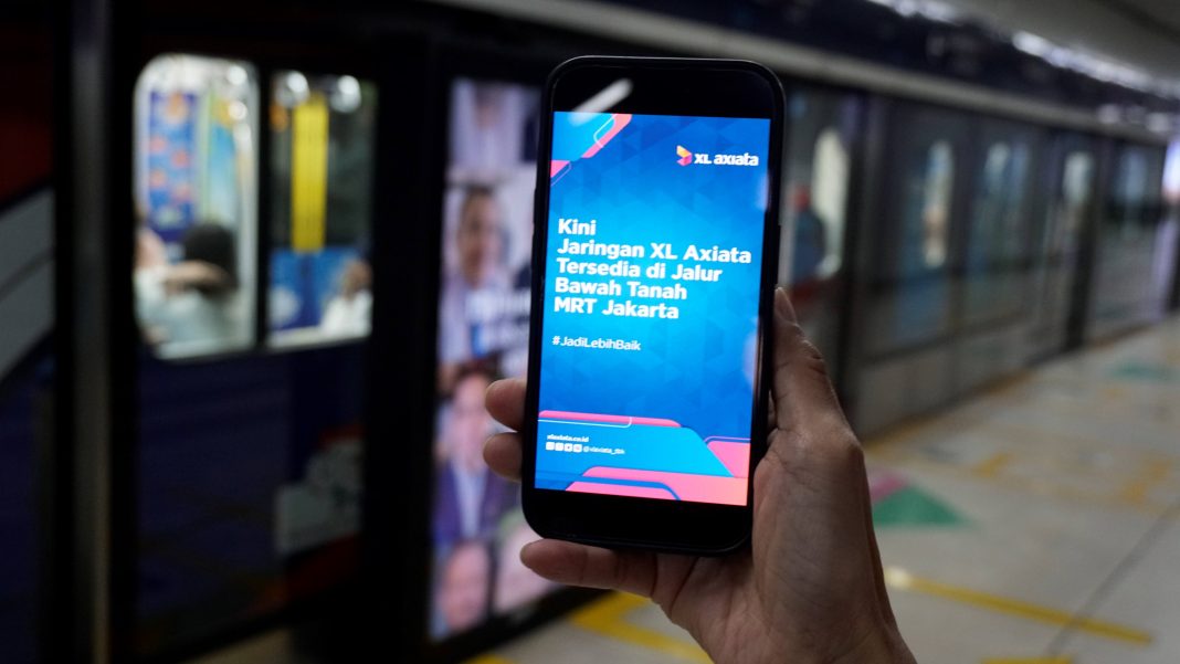 Sejak pertengahan Agustus 2023 lalu, pelanggan XL Axiata telah bisa mengakses layanan data dan telekomunikasi saat berada di stasiun maupun jalur bawah tanah MRT Jakarta. Dengan demikian, para pelanggan bisa tetap bisa terhubung dan produktif selama menggunakan layanan MRT Jakart