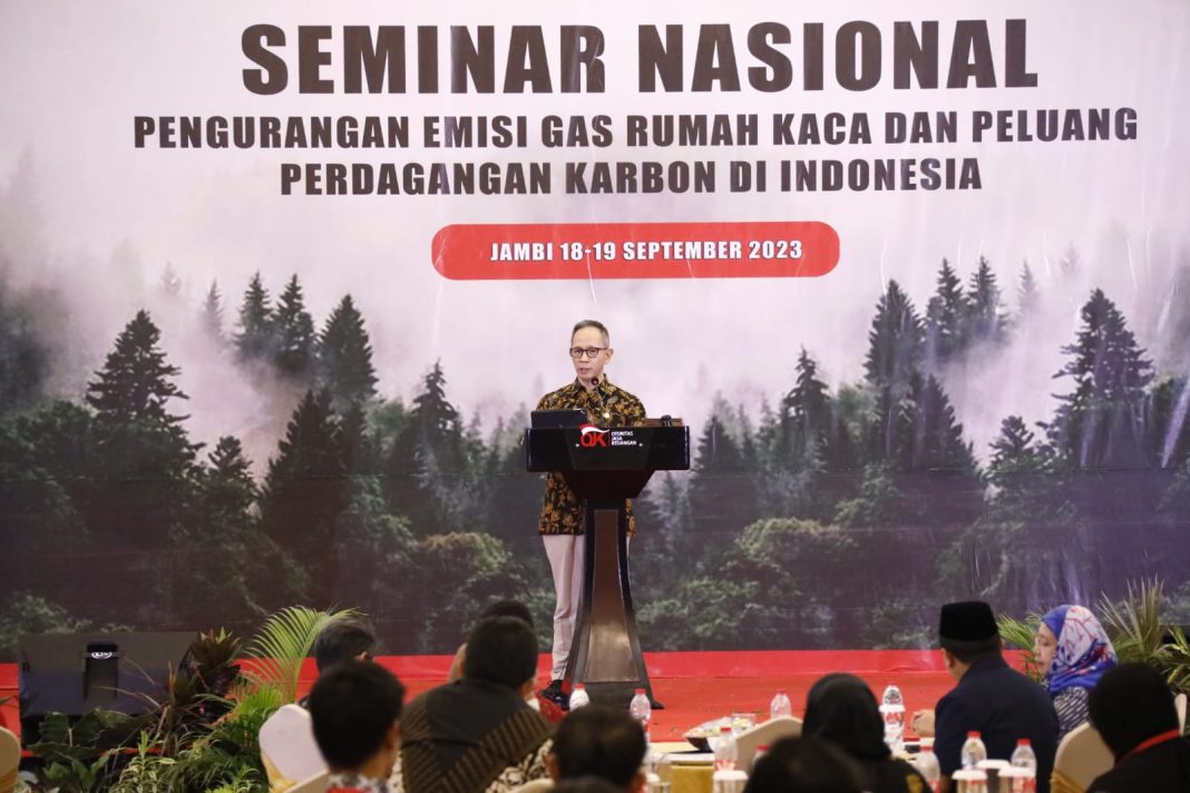 Otoritas Jasa Keuangan (OJK) merencanakan perdagangan karbon melalui bursa karbon akan dimulai pada 26 September 2023, menandai babak baru upaya besar Indonesia dalam pengurangan emisi gas rumah kaca.