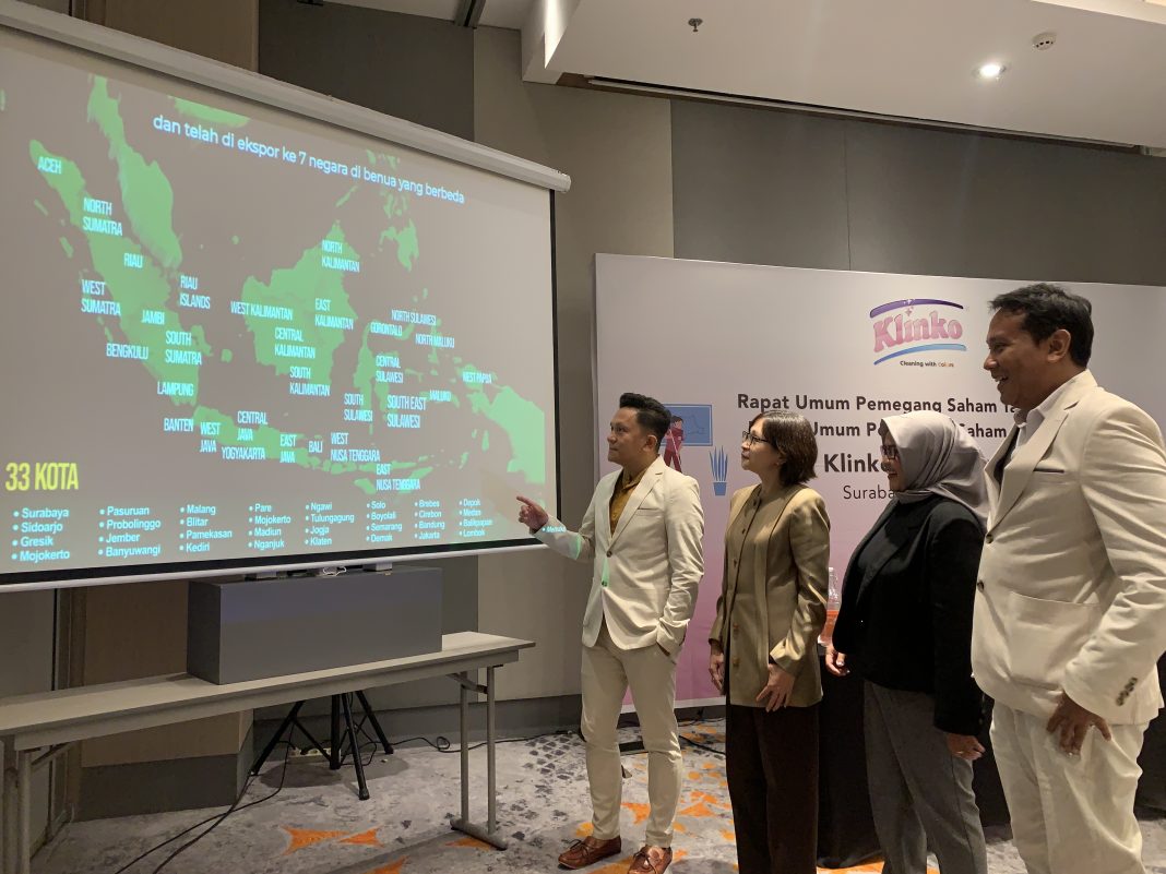 Direktur Utama PT Klinko Karya Imaji Tbk (KLIN), Anggun Satriya Supanji, Direktur Keuangan KLIN, Sisse Paloma, Presiden Komisaris KLIN, Suhartatik, dan Komisaris Independen KLIN, Puguh Rahardian menjelaskan jalur distribusi produk KLIN. Saat ini KLIN telah menjalin kerja sama dengan 26 distributor lokal dan 2 modern outlet yang tersebar di Sumatera, Jawa, Kalimantan, Sulawesi, dan Nusa Tenggara Timur.