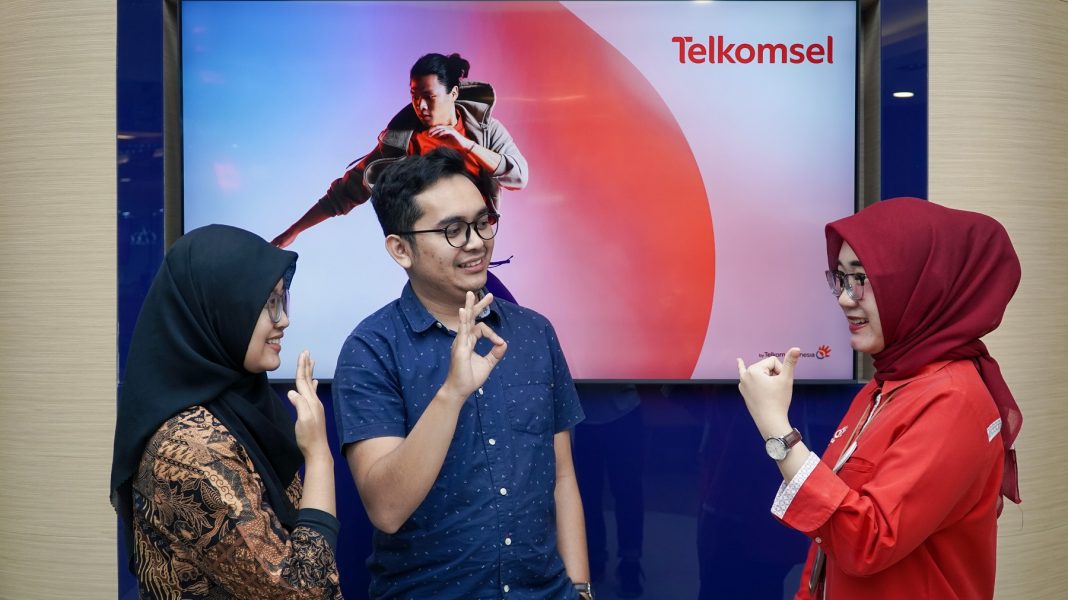 Berkolaborasi dengan Silang.id, Telkomsel memberikan Pembelajaran Bahasa Isyarat Indonesia (Bisindo) kepada para petugas layanan untuk memiliki keahlian dalam menggunakan bahasa isyarat yang dapat memudahkan komunikasi teman tuli berinteraksi dengan staf GraPARI.
