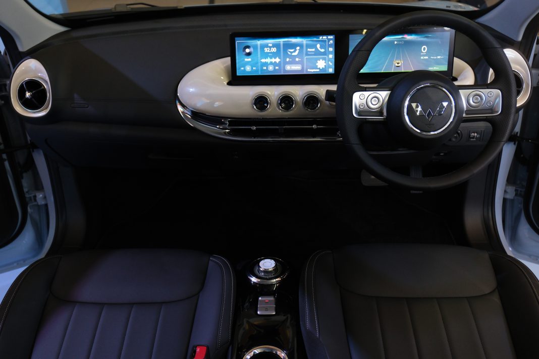 Bagian interior Wuling BinguoEV memadukan desain yang classy dengan ruang kabin yang nyaman dan teknologi canggih untuk menunjang pengalaman berkendara.