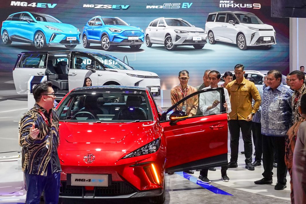 Presiden Joko Widodo mengunjungi MG 4 EV produksi dalam negeri di IIMS 2024