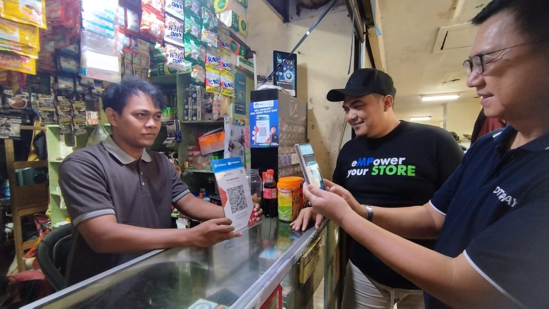 Kunjungan Abdul Muidz Aad (CEO MPStore) dan Theodorus Wiryawan (CEO OttoDigital) ke mitra MPStore yang telah menggunakan layanan payment gateway, dan akses barang grosir.